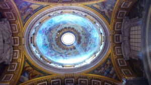 Plafond richement décoré de la basilique Saint-Pierre Rome.