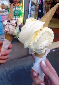 Deux glaces à l'italienne achetées à Rome.