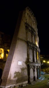 Plan rapproché sur Le Colisée (Colosseo) Rome de nuit.