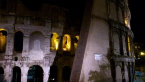 Plan rapproché sur Le Colisée (Colosseo) Rome de nuit.