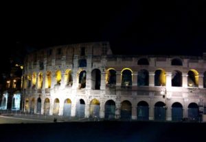 Vue d'ensemble sur Le Colisée (Colosseo) Rome de nuit.