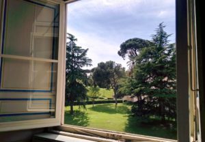 Vue sur le jardin extérieur depuis le musée du Vatican Rome.