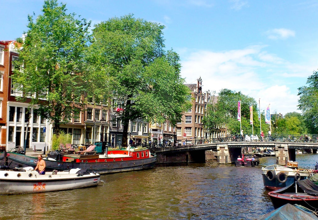 Vue sur les canaux et péniches Amsterdam.