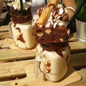 Freakshakes du Petit Wally's Lille, milkshake avec brownie, chantilly et topping.