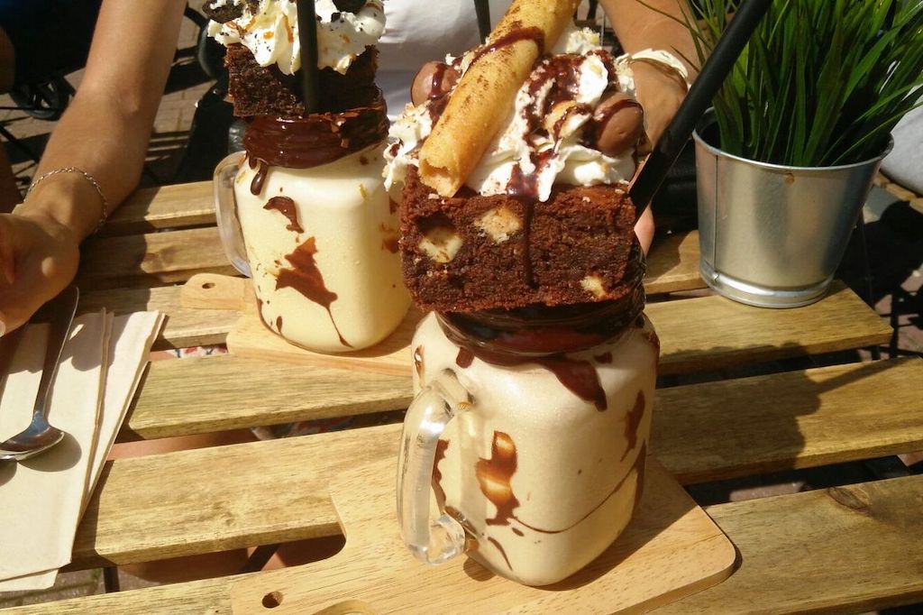 Freakshakes du Petit Wally's Lille, milkshake avec brownie, chantilly et topping.