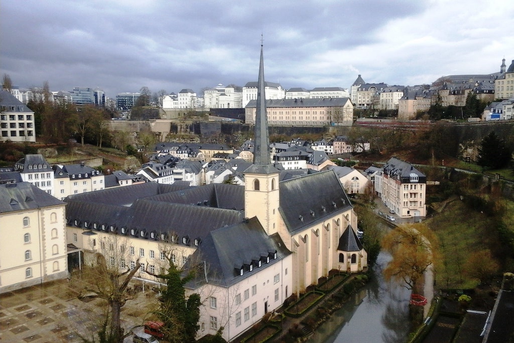 Vue sur le quartier du Grund, ville basse Luxembourg ville.