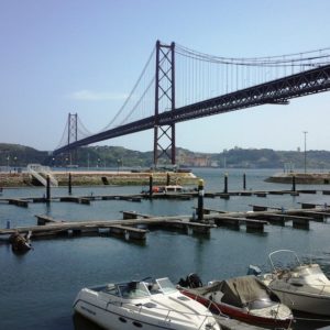 Pont du 25 avril et vue sur le Tage et le Cristo Rei Lisbonne.