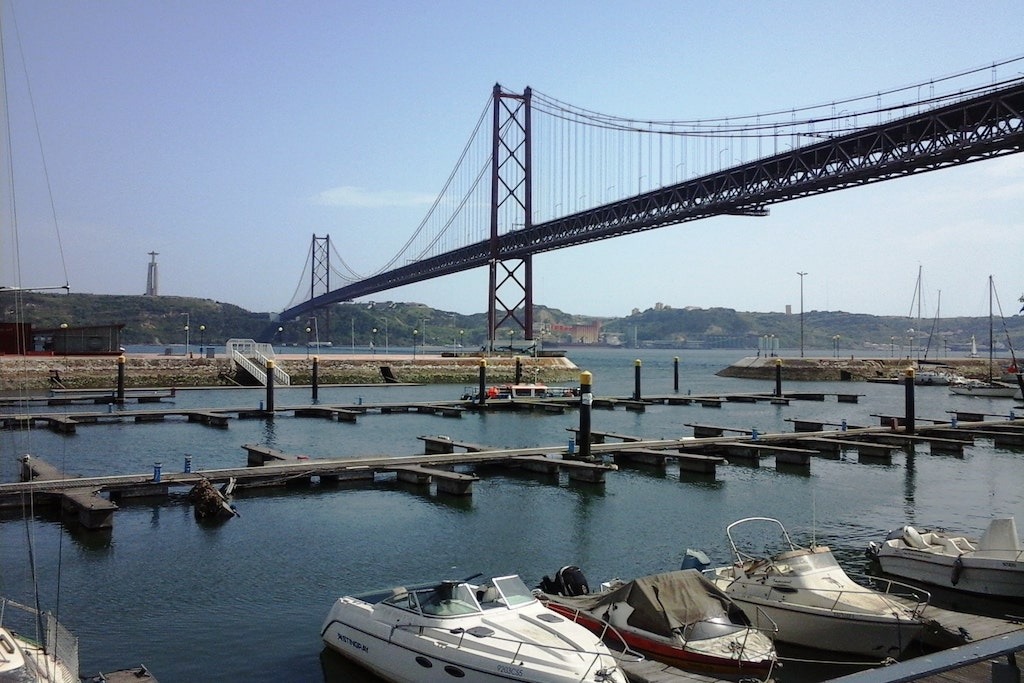 Pont du 25 avril et vue sur le Tage et le Cristo Rei Lisbonne.