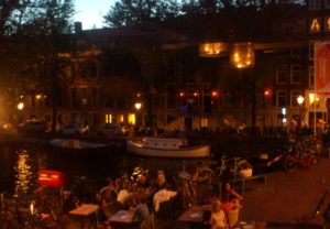 Ambiance festive au bord des canaux Amsterdam.
