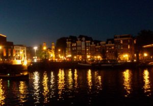 Pont illuminé Amsterdam la nuit.