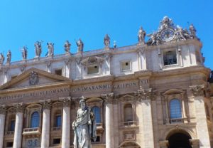 Gros plan sur la basilique Saint Pierre Rome.