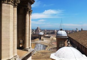 Vue sur les toits depuis le haut de la basilique Saint Pierre Rome.