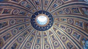 Gros plan sur l'intérieur du dôme de la basilique Saint-Pierre Rome