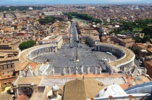 Vue sur Rome et la place Saint=Pierre depuis le haut de la Coupole.