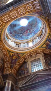 Plafond richement décoré de la basilique Saint-Pierre Rome.