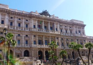 Façade du palais de justice de la place Cavour (piazza Cavour) Rome.