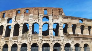 Plan rapproché sur Le Colisée (Colosseo) Rome de jour.