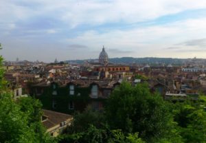 Vue sur Rome depuis Le parc de la villa Borghèse.