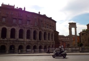 Vestiges du temple d’Apollon Sosianu et théâtre de Marcellus Rome.