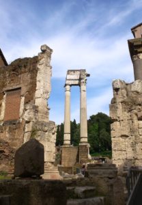 Vestiges du temple d’Apollon Sosianus à côté du théâtre de Marcellus Rome.