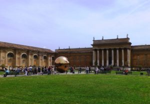 Cour de la Pigna musées du Vatican Rome.