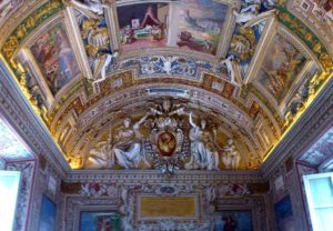Plafond voute richement décoré intérieur musée du Vatican Rome.