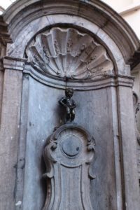 Le Manneken-Pis, le petit homme qui pisse Bruxelles.