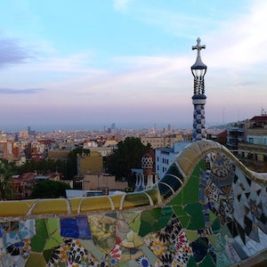 Vue du banc de mosaïque parc Güell Barcelone.