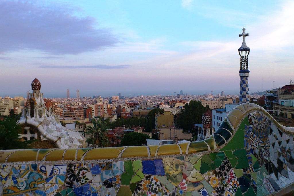 Vue du banc de mosaïque parc Güell Barcelone.