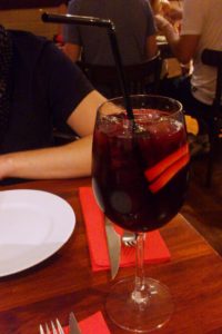 Verre de Sangria restaurant Sensi Tapas Barcelone.