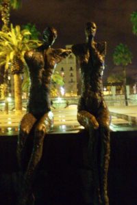 Statues proche du vieux port de Barcelone.