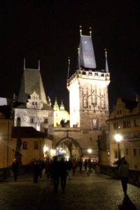 Pont Charles de nuit illuminé Prague.