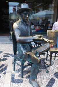 Rue Garett statue du poète Fernando Pessoa Lisbonne Chiado.