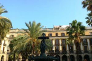 Place royale avec palmiers Barcelone.