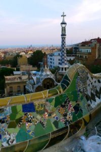 Vue du banc de mosaïque parc Güell Barcelone.