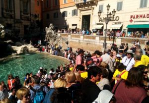 Foule de personnes et monde autour de la fontaine de Trevi Rome.