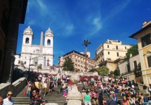 La place d'Espagne (piazza di Spagna) vue du bas des escaliers de la Trinité-des-Monts Rome.