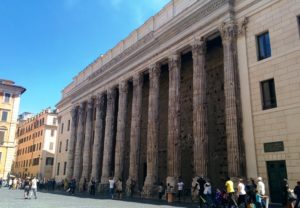 piazza di Pietra avec le temple d'Hadrien Rome.