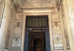 Pronaos et porte d'entrée du Panthéon Rome.