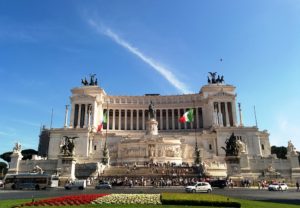 La place de Venise (piazza Venezia) et le monument à Victor-Emmanuel II Rome.