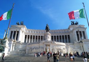 La place de Venise (piazza Venezia) et le monument à Victor-Emmanuel II .