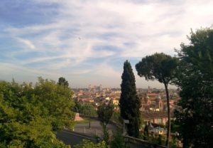 Vue sur Rome depuis Le parc de la villa Borghèse.
