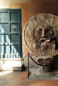 Ma main dans la bouche de la vérité (bocca della verita) Rome.