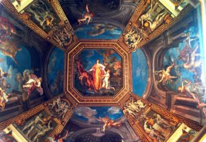 Plafond richement décoré intérieur du musée du Vatican Rome.
