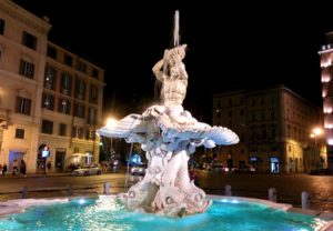 La place Barberini (Piazza Barberini) et la fontaine des tritons Rome de nuit.