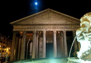 Panthéon Rome de nuit avec fontaine.