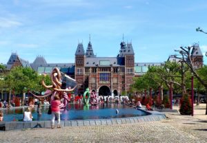 Museumplein place des musée devant le Rijksmuseum Amsterdam.