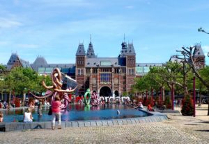 Museumplein place des musée devant le Rijksmuseum Amsterdam.