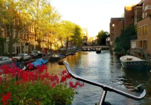 Vélo fleurs et canaux à Amsterdam.