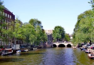 Vue sur la ville et les canaux Amsterdam.